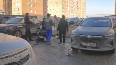 ГРУППА МУЖЧИН ИЗБИЛА ПОЛИЦЕЙСКОГО ГРУППА МУЖЧИН ИЗБИЛА ПОЛИЦЕЙСКОГО