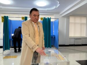 В КАЗАХСТАНЕ ПРОХОДИТ РЕФЕРЕНДУМ ПО НОВОЙ КОНСТИТУЦИИ