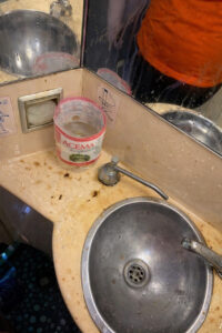 ПАССАЖИРКА ПОЕЗДА ОКАЗАЛАСЬ В ЦЕНТРЕ ИНЦИДЕНТА: ДЕТАЛИ, КОТОРЫЕ ШОКИРУЮТ